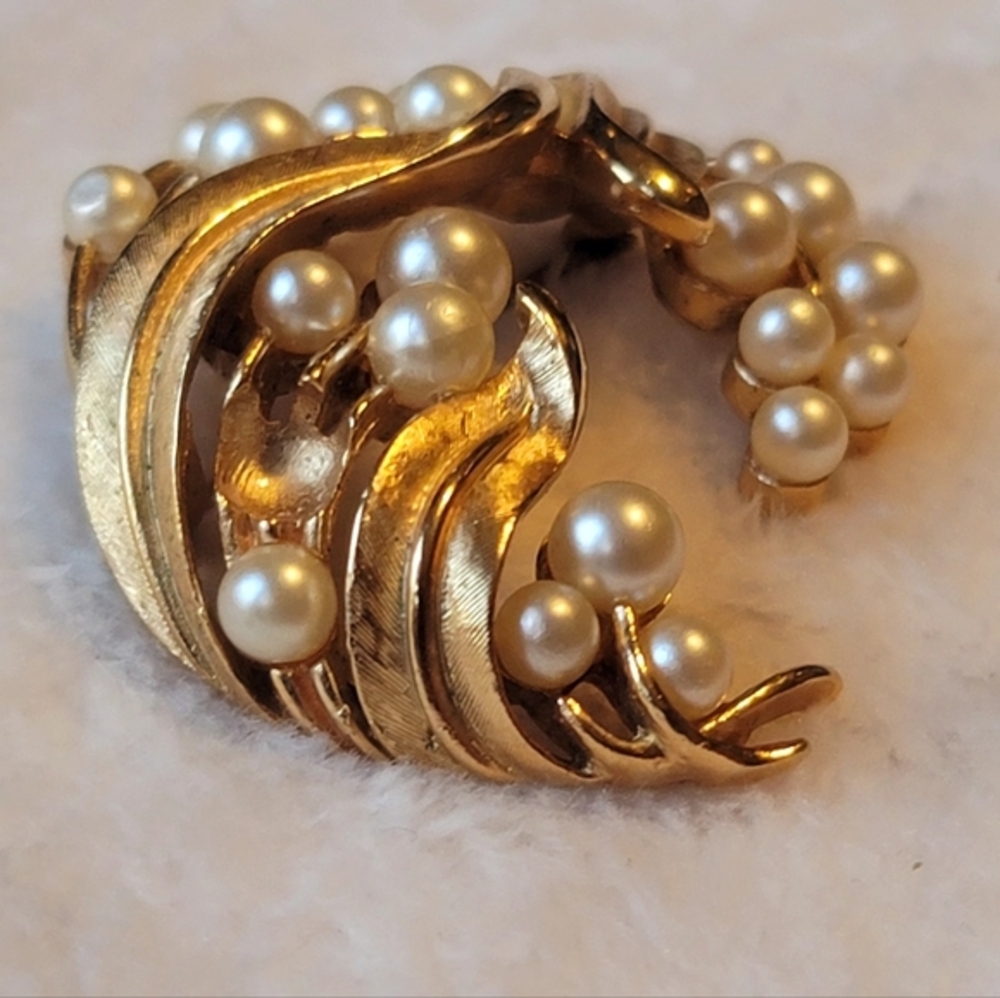 Vintage TRIFARI Gold Tone Faux Pearl Floral Leaf‎ Brooch/Pin - Picture 2 of 12